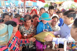 Reciben ayuda humanitaria camboyanos de origen vietnamita en la provincia de Kampong Chhnang