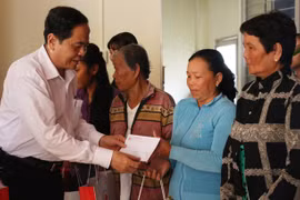 Dirigente de Frente de Patria de Vietnam visita provincia sureña de An Giang en vísperas del Tet