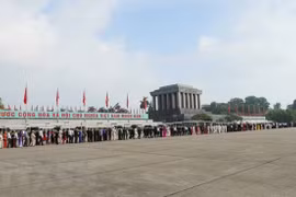 Rinden vietnamitas homenaje al Presidente Ho Chi Minh en ocasión de Día de Reunificación Nacional