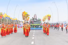 Desfile de carros alegóricos marca inicio al Carnaval de Ha Long 