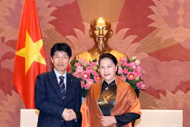 La presidenta de la Asamblea Nacional de Vietnam, Nguyen Thi Kim Ngan, y el gobernador de Gunma, Ichita Yamamoto