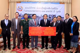 Apoyan vietnamitas residentes en Laos a afectados por desastres naturales