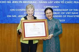 Entrega en Vietnam Orden de Amistad a activista estadounidense