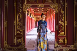 Traje típico de mujeres vietnamitas hechiza a visitantes al Festival de Oficios Tradicionales de Hue