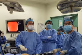 Contribuye médico vietnamita al éxito de cirugía asistida por robots en Filipinas