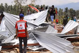 Miles de indonesios se mantienen en refugios temporales tras terremotos y tsunamis