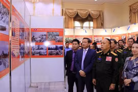 Exposición de fotos resalta aportes de voluntarios vietnamitas a la revolución laosiana