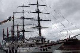 Buque escuela de Armada Popular de Vietnam visita Indonesia 