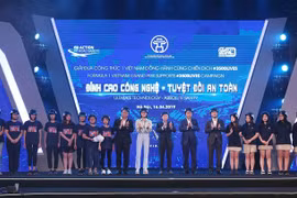 Entregan 10 mil cascos protectores a estudiantes vietnamitas