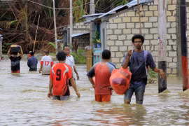 Reportan 10 muertos y ocho desaparecidos por inundaciones en Indonesia 