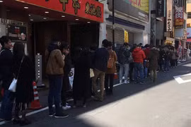 Inauguran con éxito primer restaurante vietnamita de sopa Pho Thin en Tokio