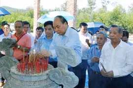 Rinde homenaje premier vietnamita a héroes y mártires en Quang Nam 