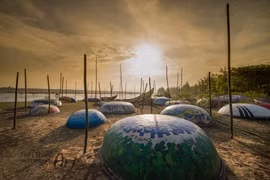 Despierta atención de turistas en Vietnam novedosa exhibición de barcas circulares 