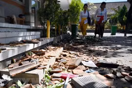 Provoca terremoto al menos una muerta en Indonesia
