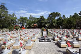 Rinden homenaje jóvenes vietnamitas residentes en el exterior a mártires de su patria