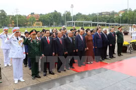 Rinden dirigentes vietnamitas homenaje al presidente Ho Chi Minh