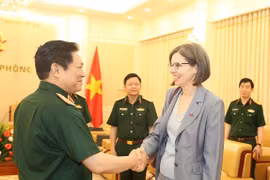 Recibe ministro vietnamita de Defensa al embajador canadiense