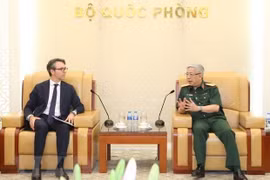 El viceministro vietnamita de Defensa, coronel general Nguyen Chi Vinh, (D) y el embajador Giorgio Aliberti, jefe de la misión de la UE en Vietnam