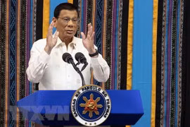 Acorta presidente filipino visita a Japón por razones de salud