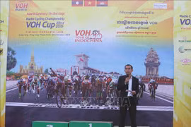 Ciclistas pedalean a través de tres países indochinos