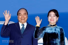Parte premier de Vietnam rumbo a Tailandia para Cumbre de ASEAN