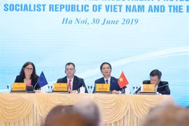 Funcionarios vietnamita y europeo presiden conferencia de prensa sobre la firma del TLC 