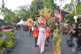 Realizan por primera vez desfile de Ao Dai en ciudad indonesia de Denpasar