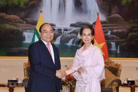 Dialogan primer ministro de Vietnam y asesora de Estado de Myanmar