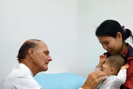 Realizará médico estadounidense operaciones quirúrgicas gratuitas a niños vietnamitas