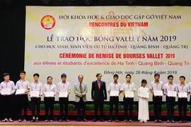 Profesor francés de origen vietnamita entrega becas a estudiantes sobresalientes