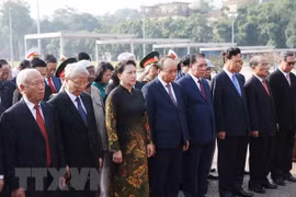 Dirigentes vietnamitas rinden homenaje al presidente Ho Chi Minh 