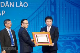 Honrado banco joint venture Laos-Vietnam por sus aportes a relaciones bilaterales 