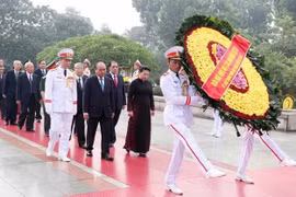 Rinden homenaje altos dirigentes vietnamitas a héroes y mártires de la Patria