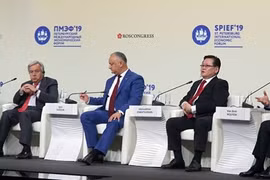 Dirigente vietnamita participa en debates del foro económico internacional en Rusia 
