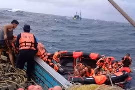 Mueren al menos dos personas tras naufragio en Indonesia