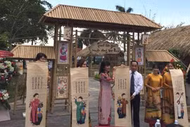 Exhiben en Vietnam pinturas folclóricas tradicionales