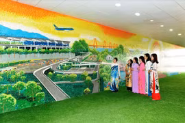 Pintura de cerámica gigantesca embellece aeropuerto de Noi Bai en Hanoi