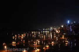 Budistas laosianos celebran festival tradicional Okphansa 