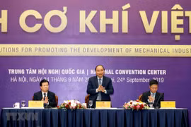 Exhorta primer ministro de Vietnam a desarrollar la mecánica automovilística