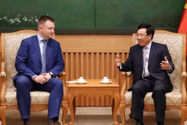 Vicepremier y canciller vietnamita recibe a delegación rusa 