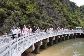 Delegados de la OANA aprecian belleza de la Bahía de Ha Long