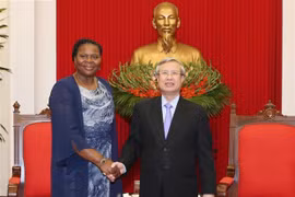 Tran Quoc Vuong, miembro del Buró Político y permanente del Secretariado del Comité Central del Partido Comunista de Vietnam, recibe a Emilia Moiane, miembro del Comité Central del Frente de Liberación de Mozambique (Frelimo) y directora de la Oficina de 