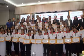 Empresa tailandesa concede becas a estudiantes vietnamitas necesitados