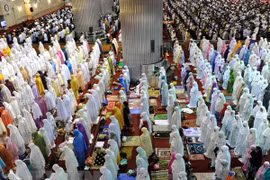 Comienzan musulmanes en Indonesia mes de ayuno de Ramadán
