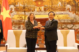 Aspira Hanoi a cooperar con localidades y empresas francesas
