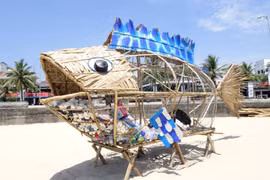 Crean contenedor con forma de pez para limpiar de basura plástica playa vietnamita 