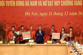 Premier de Vietnam alaba hazañas de equipos de fútbol masculino y femenino en SEA Games 30
