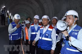 Inspecciona premier vietnamita obra del metro en Ciudad Ho Chi Minh