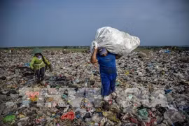 Aplica Indonesia doble solución para residuos plásticos y atasco