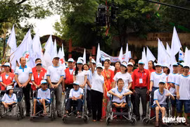 Cinco mil personas participan en una caminata en apoyo a víctimas de dioxina 